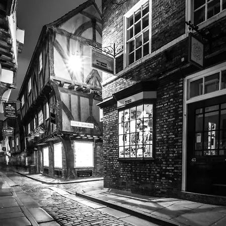 West End - Beautiful Town House In North Yorkshire Market Town - Sleeping 10 *